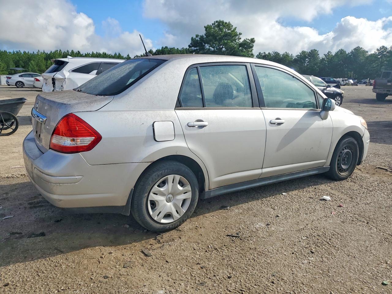 2011 Nissan Versa 1.8 S Silver vin: 3N1BC1AP0BL362078