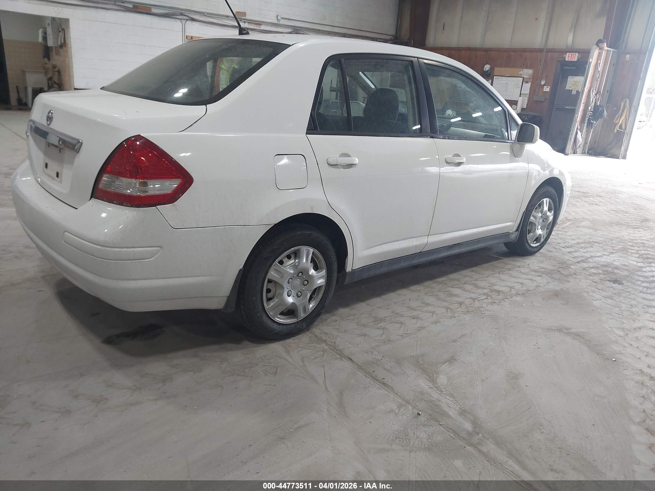 2011 Nissan Versa 1.8s Белый vin: 3N1BC1AP0BL364591