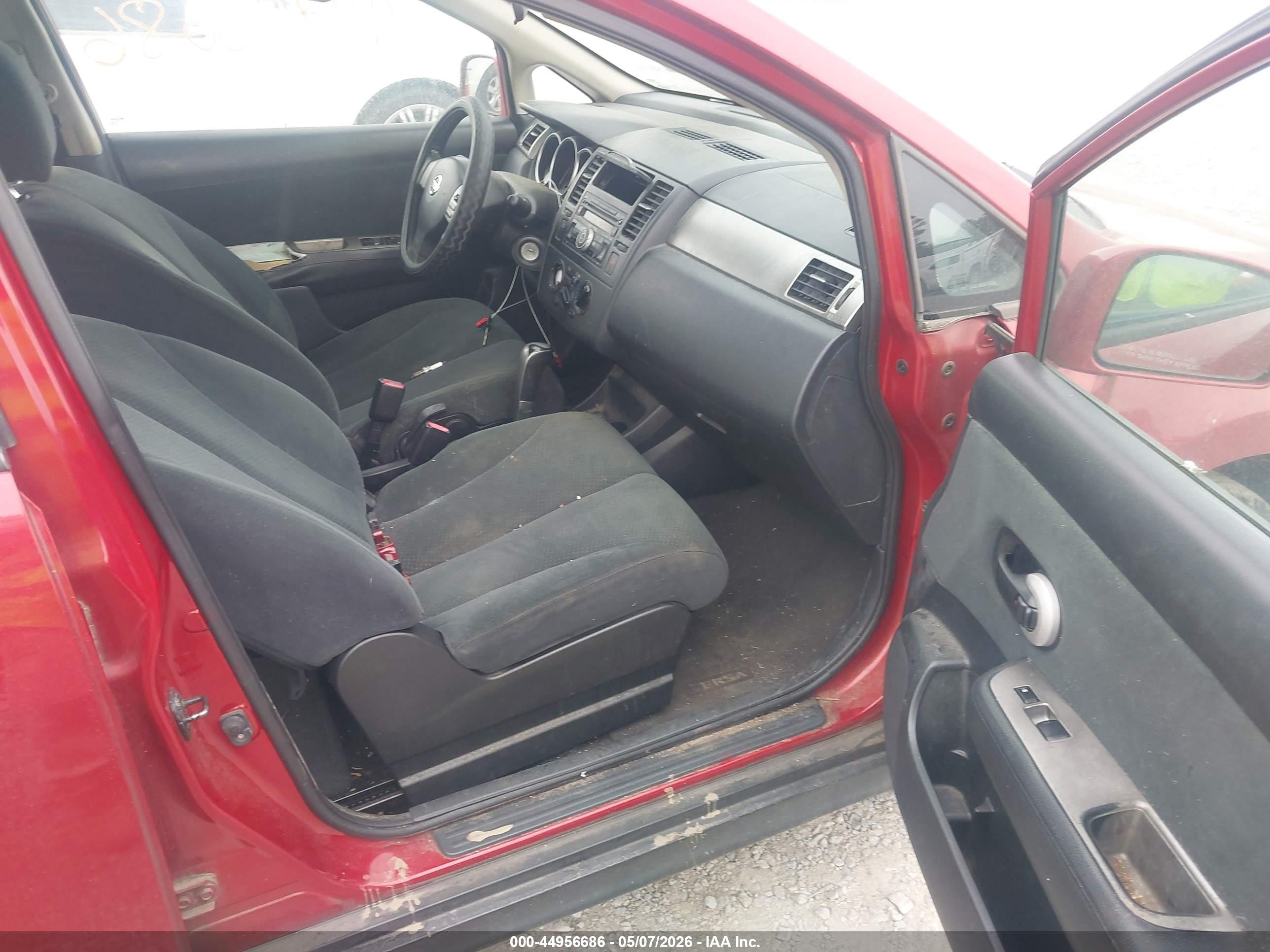 2011 Nissan Versa 1.8s Red vin: 3N1BC1AP0BL419086