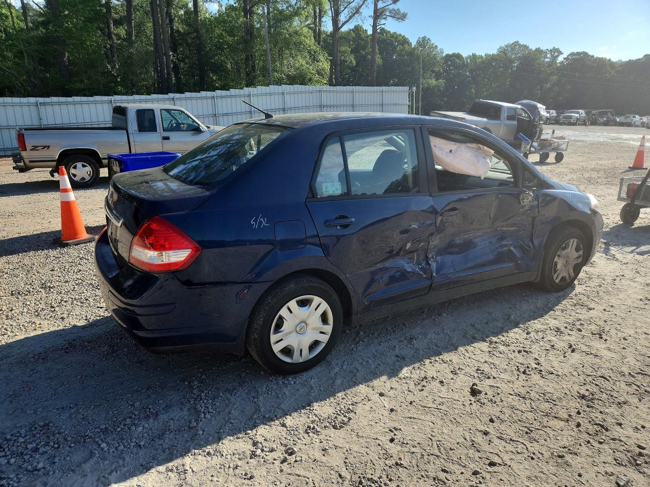 2011 Nissan Versa 1.8 S Blue vin: 3N1BC1AP0BL498338
