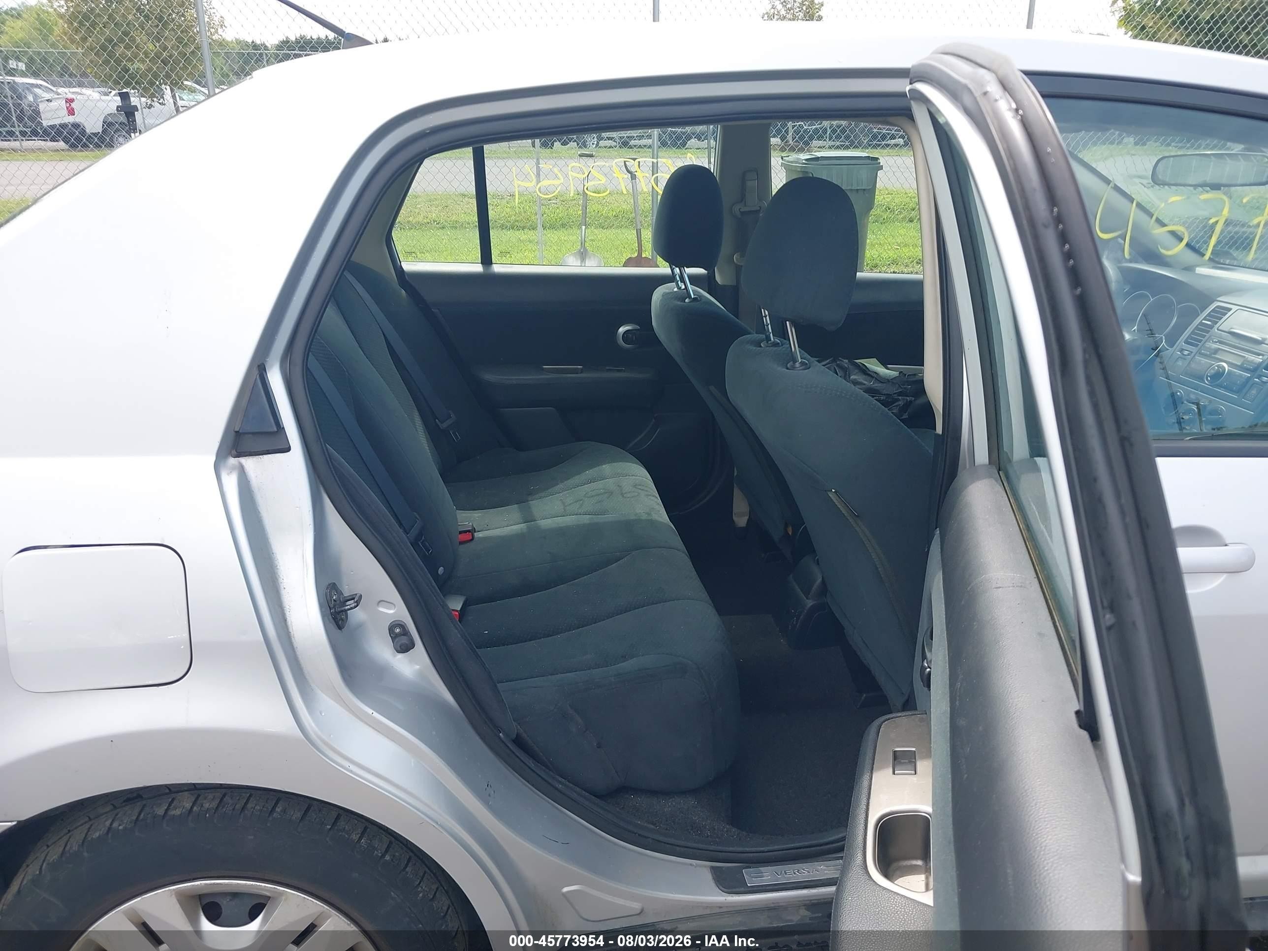 2010 Nissan Versa 1.8s Серебряный vin: 3N1BC1AP1AL380314
