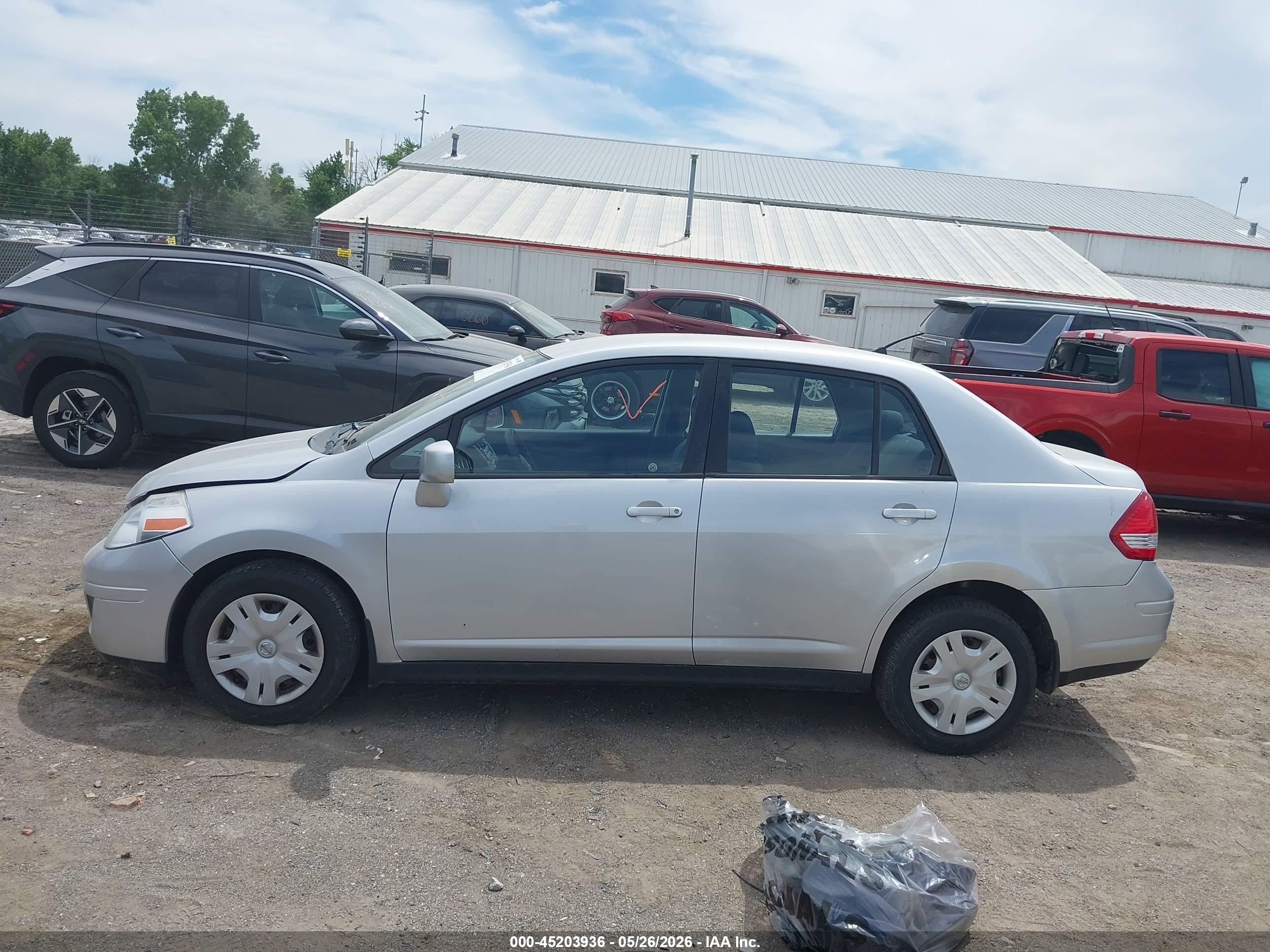 2010 Nissan Versa 1.8s Серебряный vin: 3N1BC1AP1AL448336
