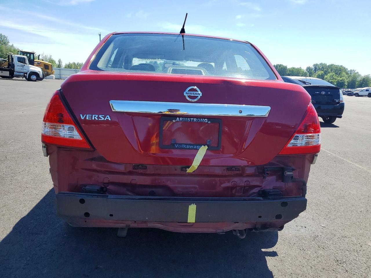 2011 Nissan Versa 1.8 S Red vin: 3N1BC1AP1BL455000
