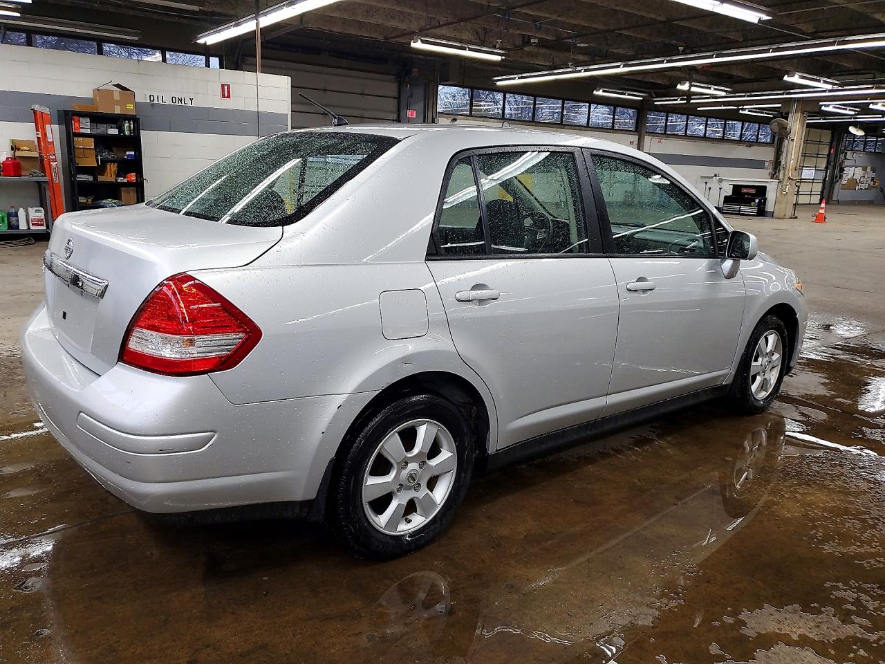2010 Nissan Versa 1.8 S Серебряный vin: 3N1BC1AP2AL413434