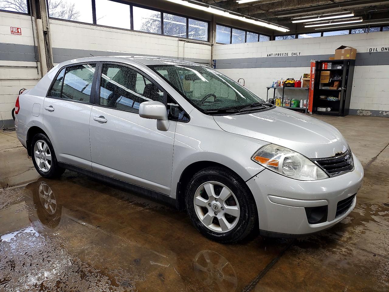 2010 Nissan Versa 1.8 S Серебряный vin: 3N1BC1AP2AL413434