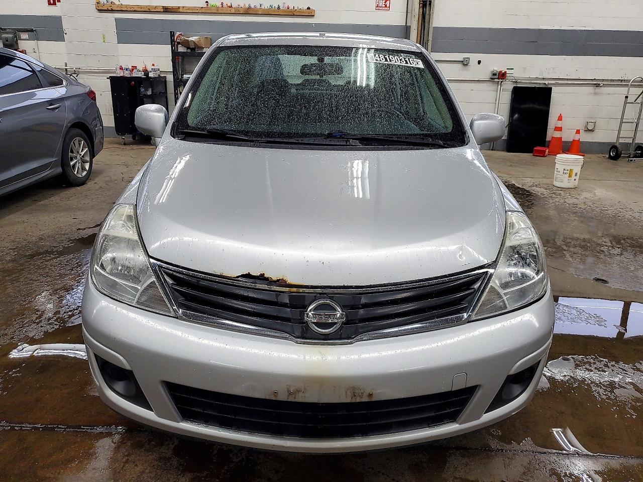 2010 Nissan Versa 1.8 S Серебряный vin: 3N1BC1AP2AL413434