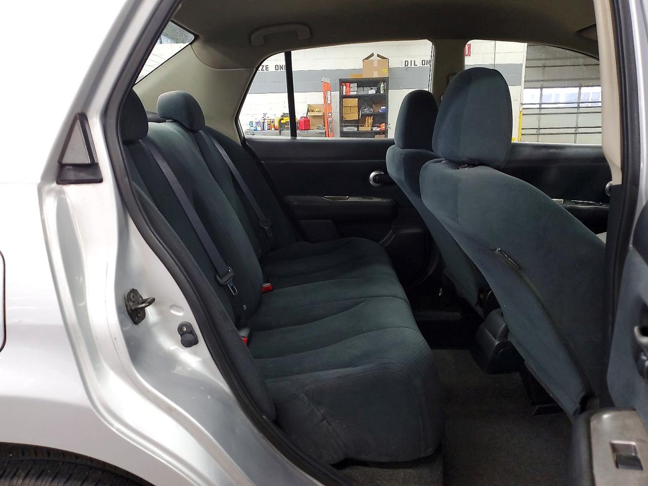 2010 Nissan Versa 1.8 S Серебряный vin: 3N1BC1AP2AL413434