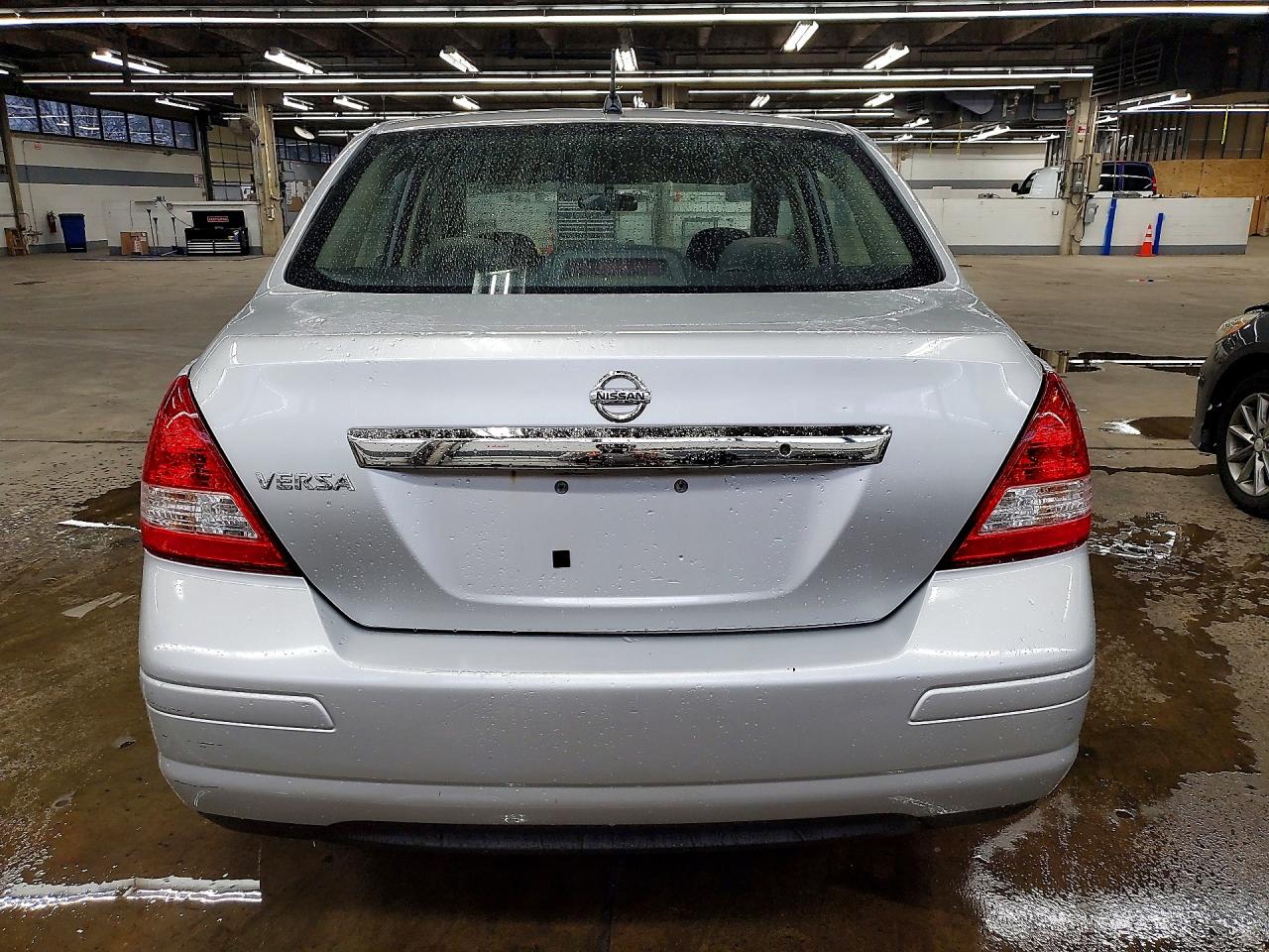 2010 Nissan Versa 1.8 S Серебряный vin: 3N1BC1AP2AL413434