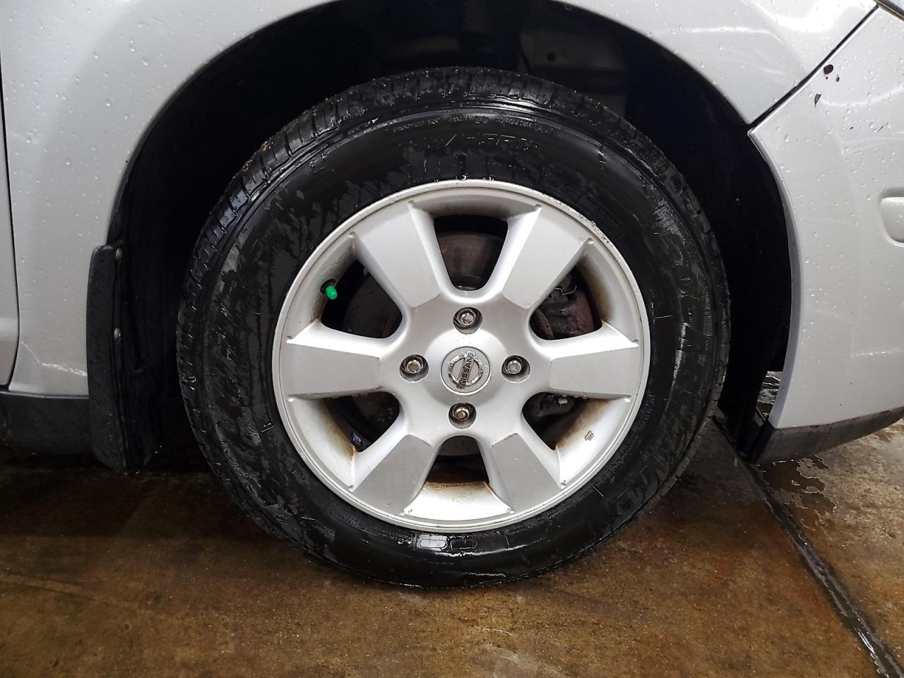 2010 Nissan Versa 1.8 S Серебряный vin: 3N1BC1AP2AL413434 Damage: Right Front Wheel, Curb Rash, 6 To 7 Inches