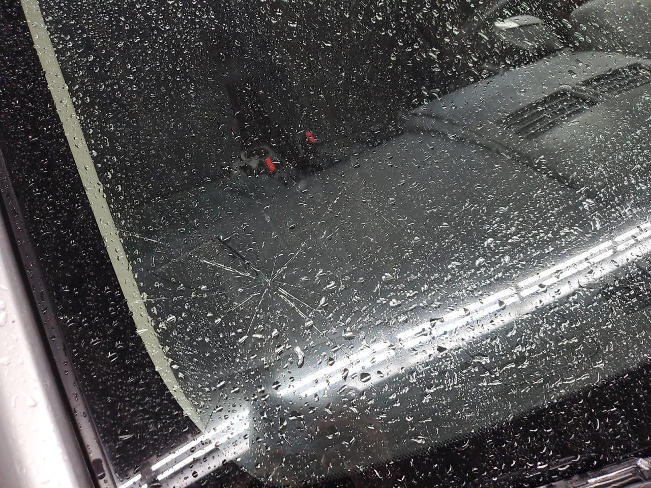 2010 Nissan Versa 1.8 S Серебряный vin: 3N1BC1AP2AL413434 Damage: Windshield, Broken, Replacement Required