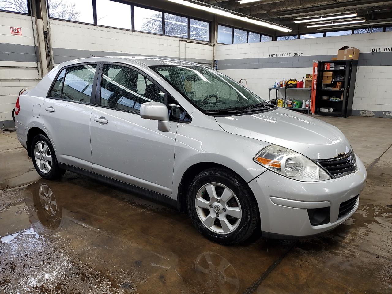2010 Nissan Versa 1.8 S Серебряный vin: 3N1BC1AP2AL413434 Damage: Front Bumper, Broken, Replacement Required