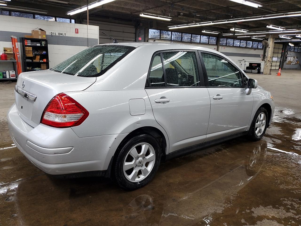 2010 Nissan Versa 1.8 S Серебряный vin: 3N1BC1AP2AL413434 Damage: Right Qtr Panel, Dent(S) W/ Paint Dmg, 5 To 6 Inches
