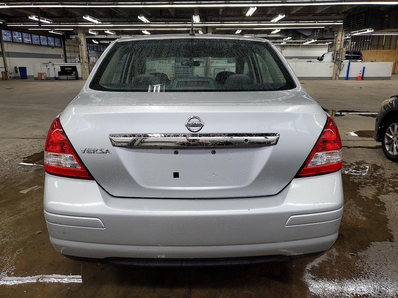 2010 Nissan Versa 1.8 S Серебряный vin: 3N1BC1AP2AL413434 Damage: Deck Lid, Chipped, 2