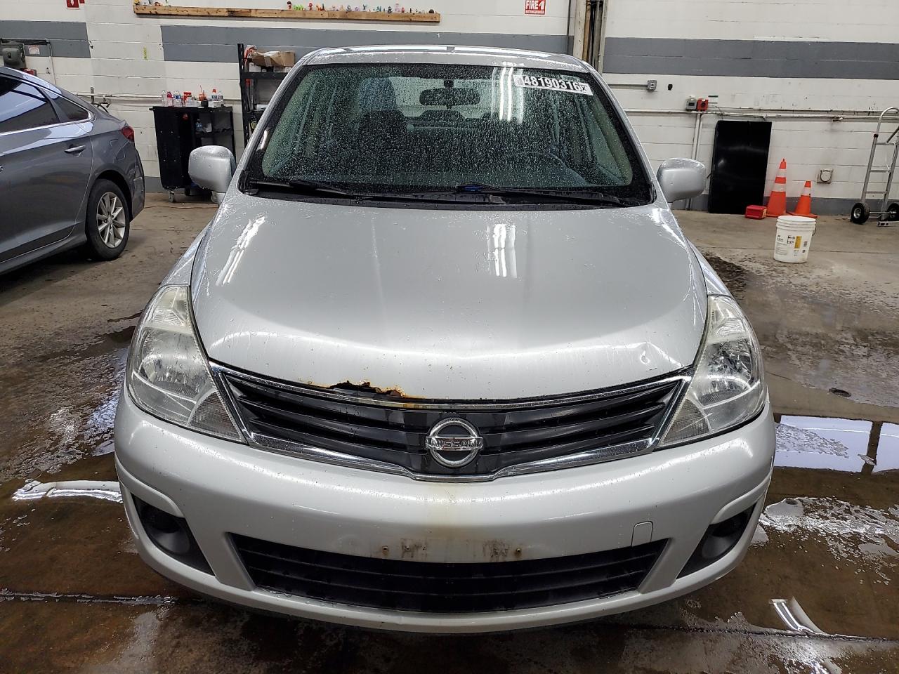 2010 Nissan Versa 1.8 S Серебряный vin: 3N1BC1AP2AL413434 Damage: Hood, Corrosion, 9 To 10 Inches