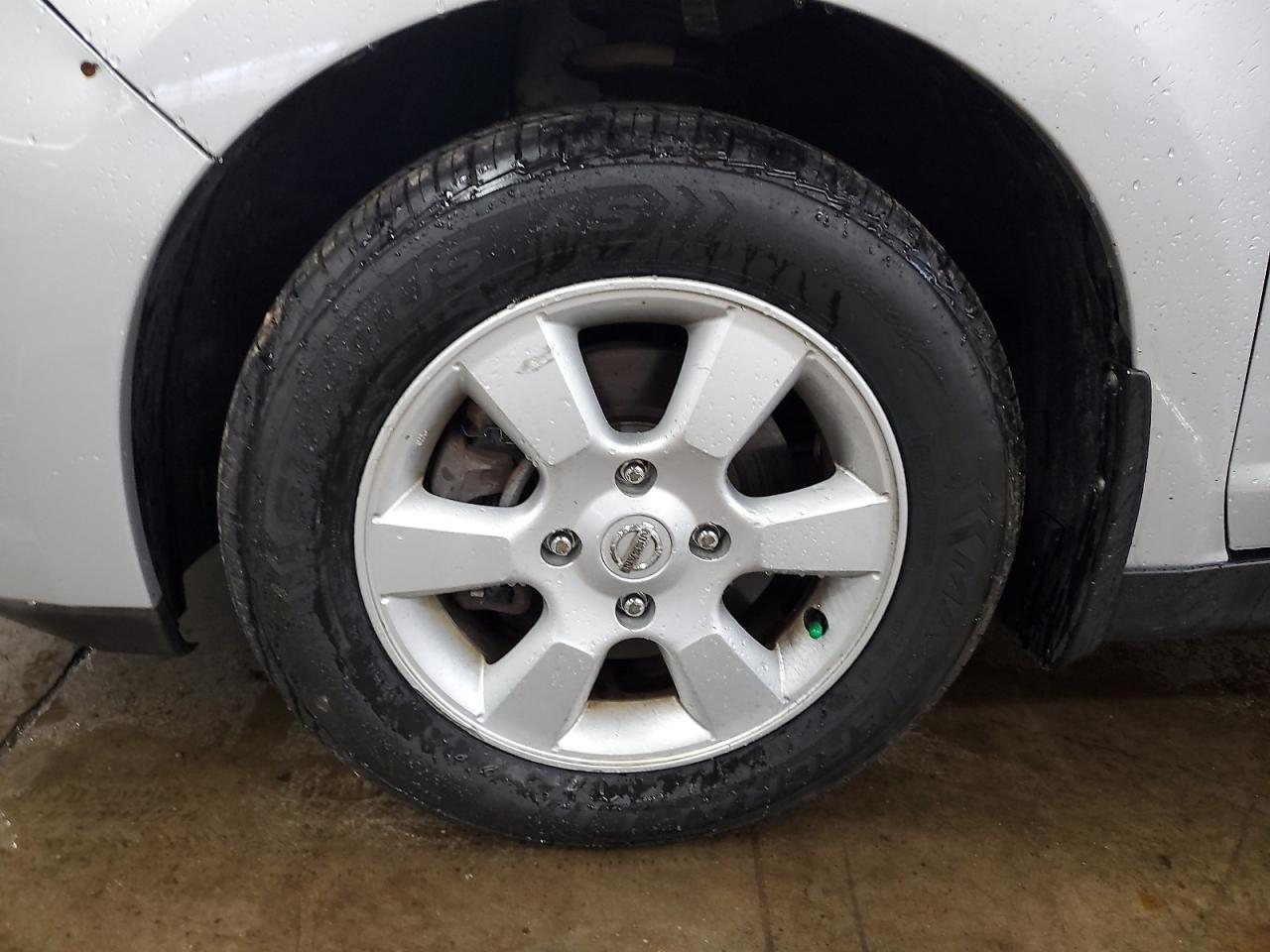 2010 Nissan Versa 1.8 S Серебряный vin: 3N1BC1AP2AL413434 Damage: Left Front Wheel, Curb Rash, 3 To 4 Inches