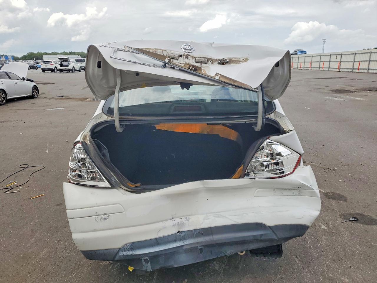 2011 Nissan Versa 1.8 S Белый vin: 3N1BC1AP2BL463705