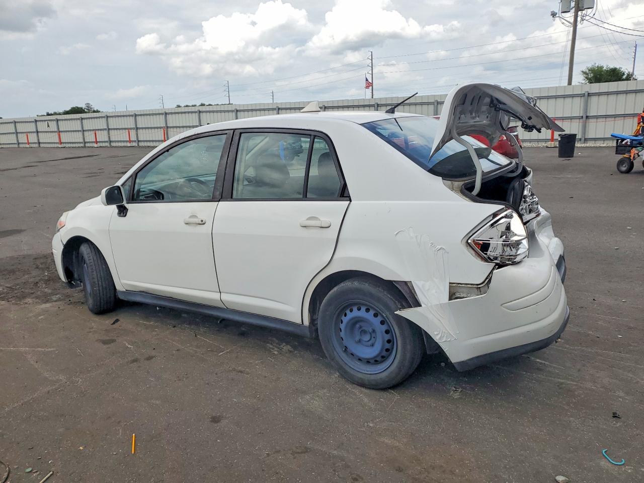2011 Nissan Versa 1.8 S Белый vin: 3N1BC1AP2BL463705