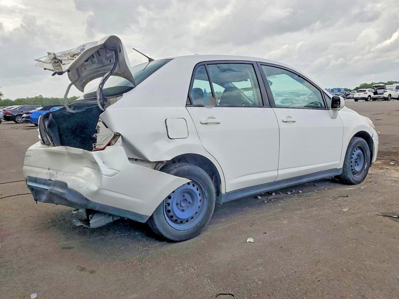 2011 Nissan Versa 1.8 S Белый vin: 3N1BC1AP2BL463705