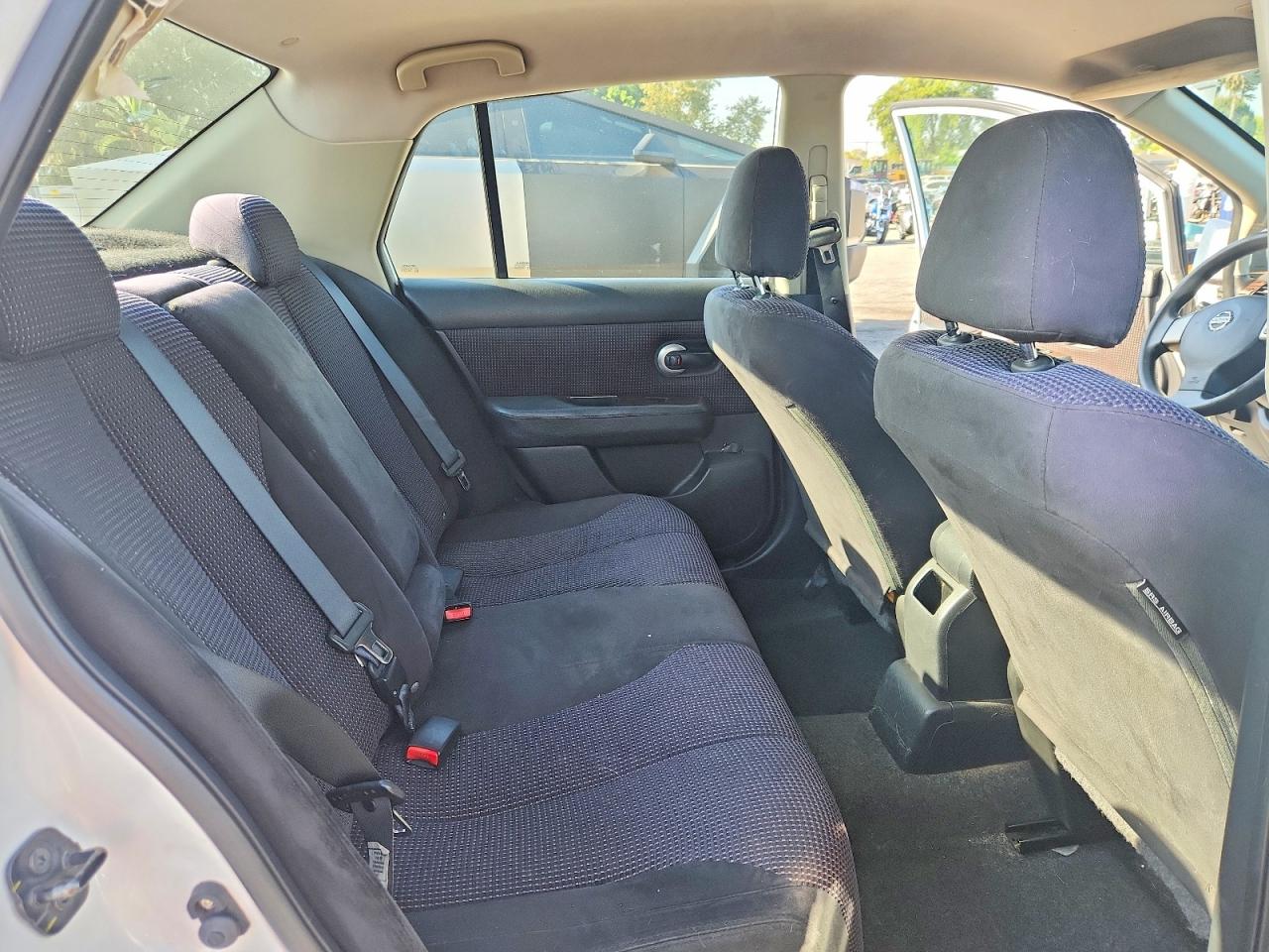 2010 Nissan Versa 1.8 S Белый vin: 3N1BC1AP3AL376345
