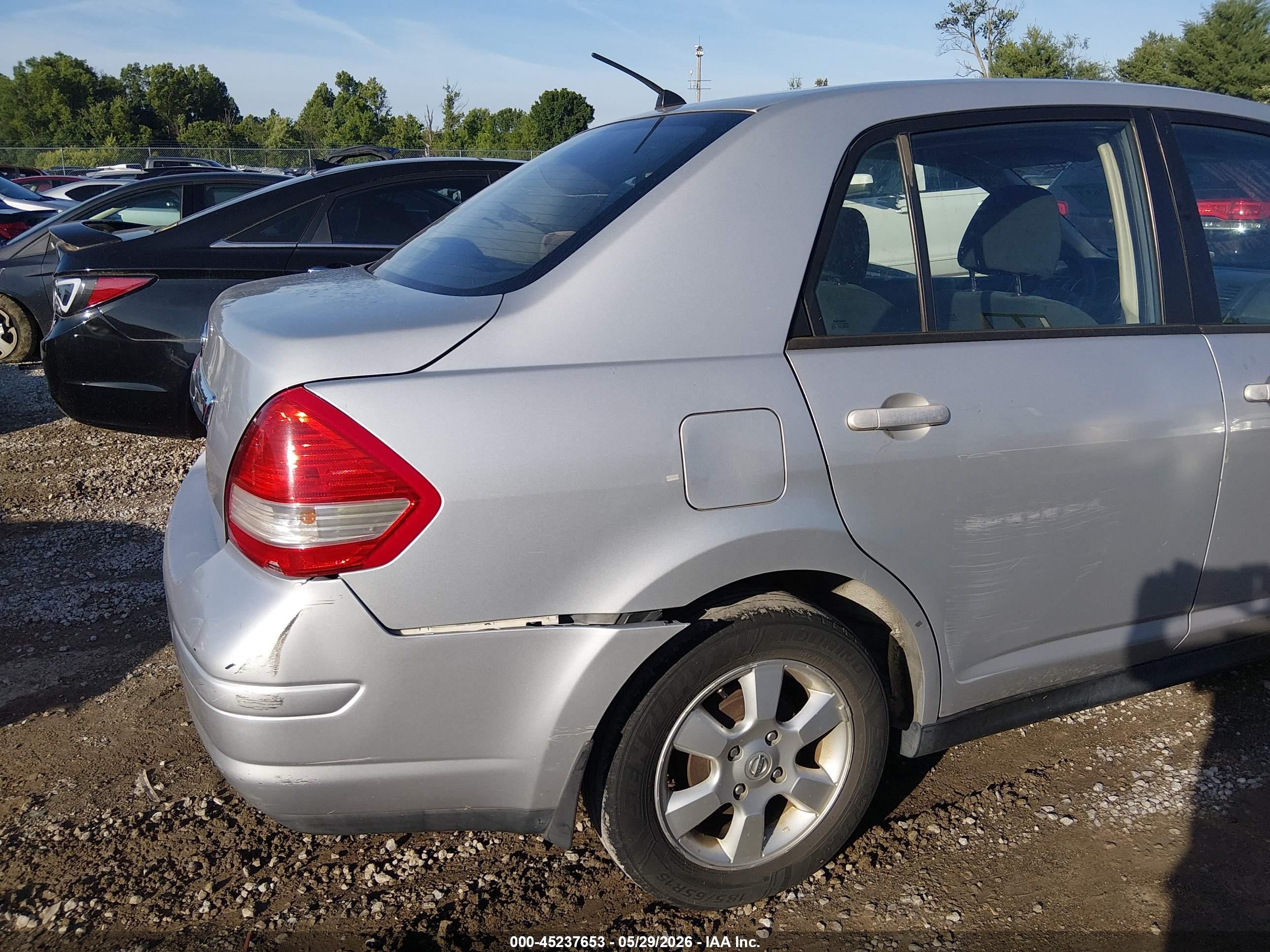 2010 Nissan Versa 1.8s Silver vin: 3N1BC1AP3AL424958