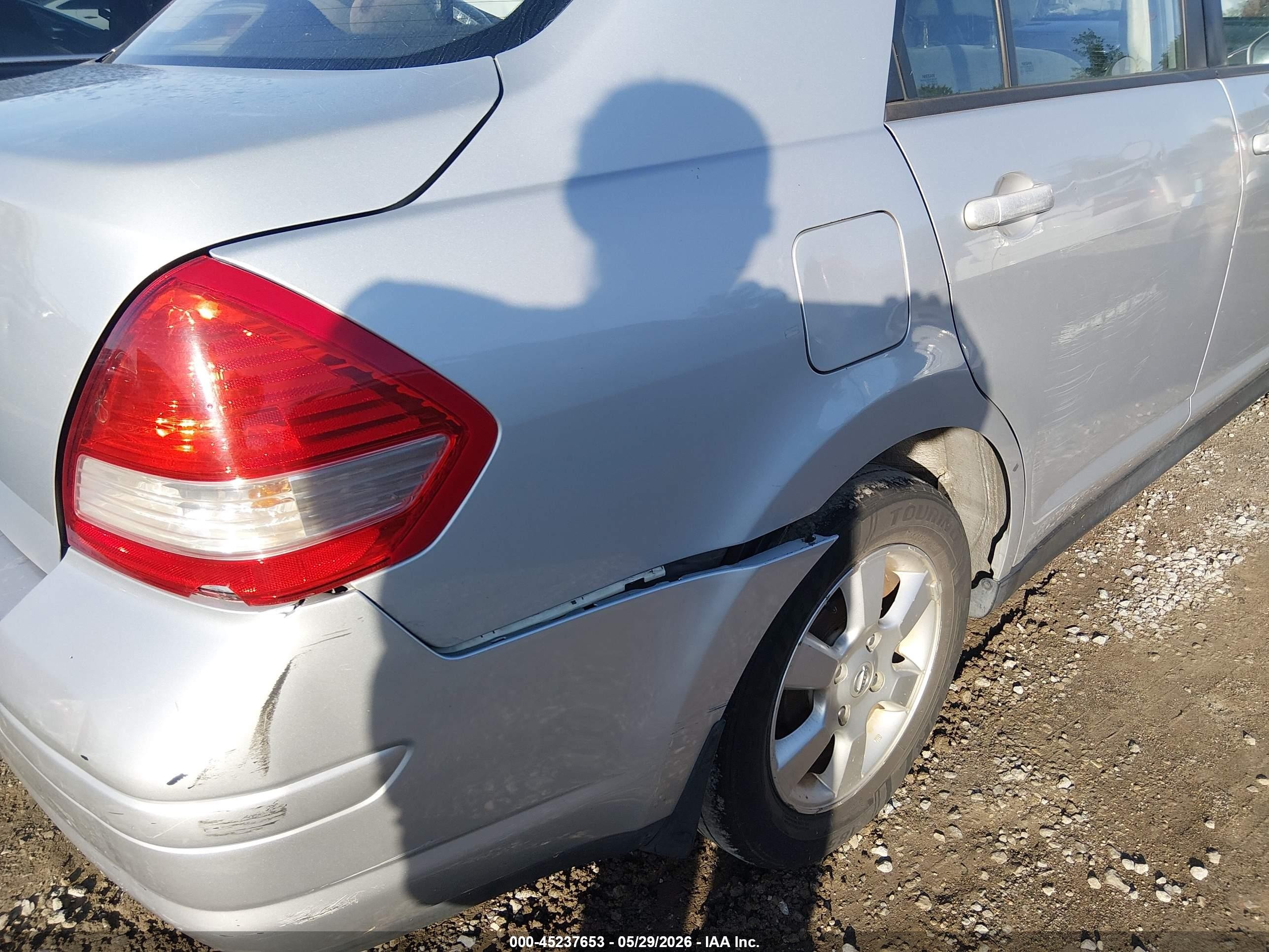 2010 Nissan Versa 1.8s Silver vin: 3N1BC1AP3AL424958