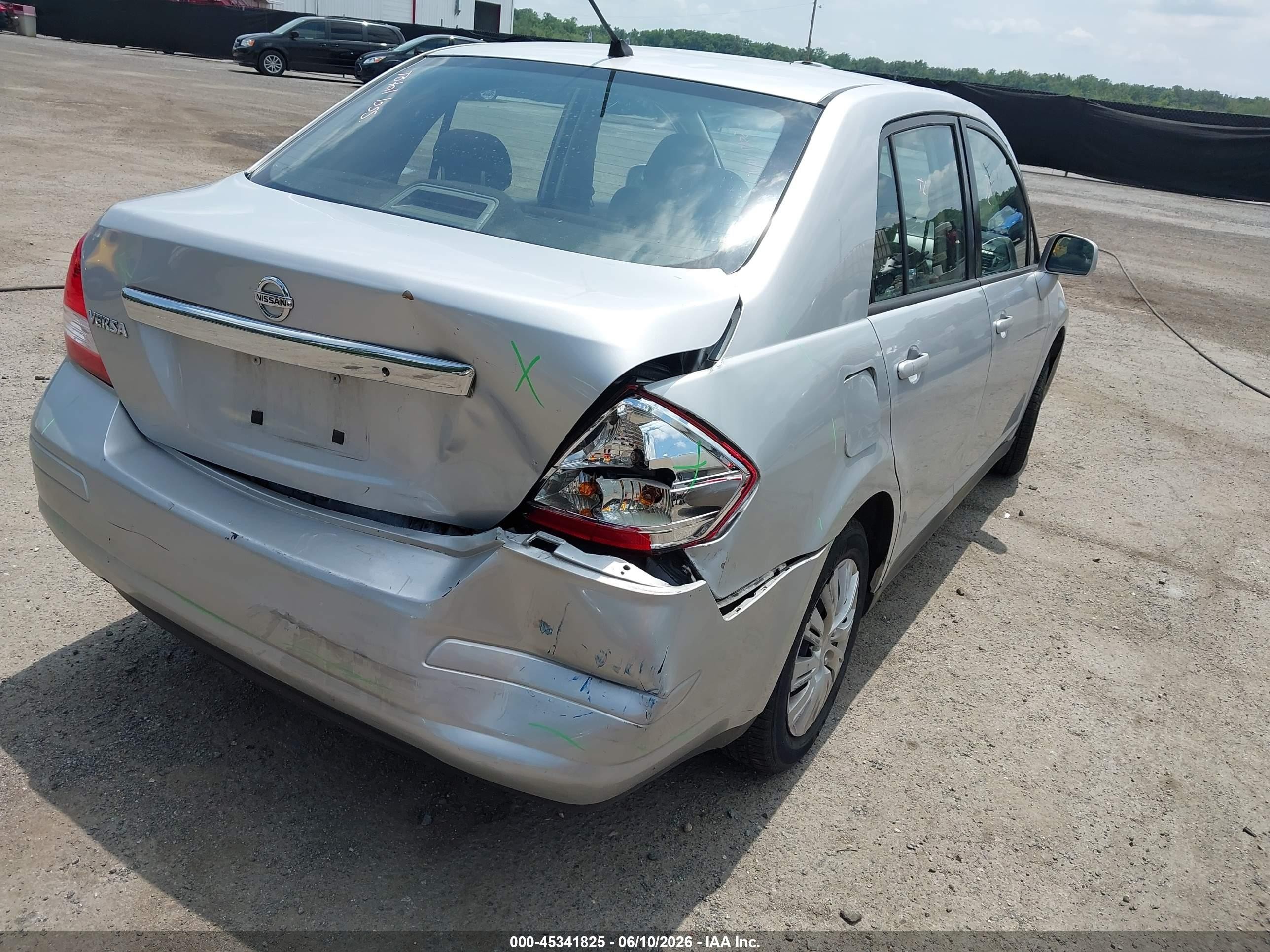 2011 Nissan Versa 1.8s Серебряный vin: 3N1BC1AP3BL454320