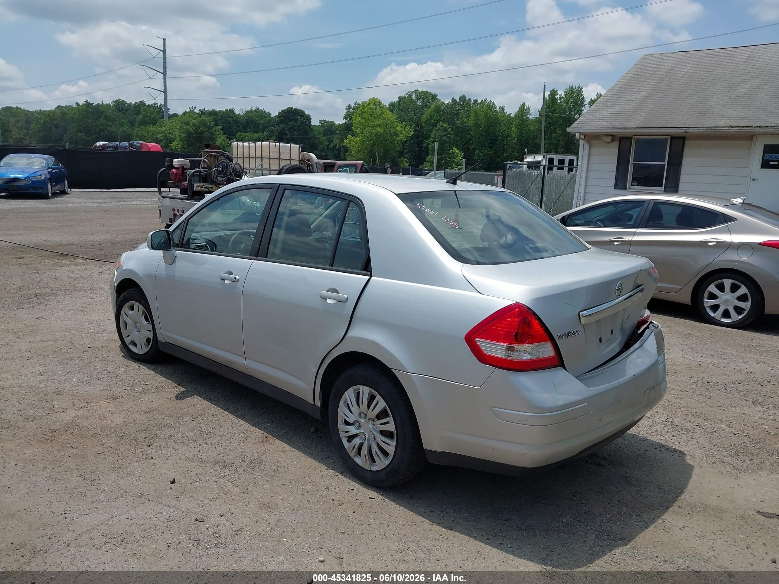 2011 Nissan Versa 1.8s Серебряный vin: 3N1BC1AP3BL454320
