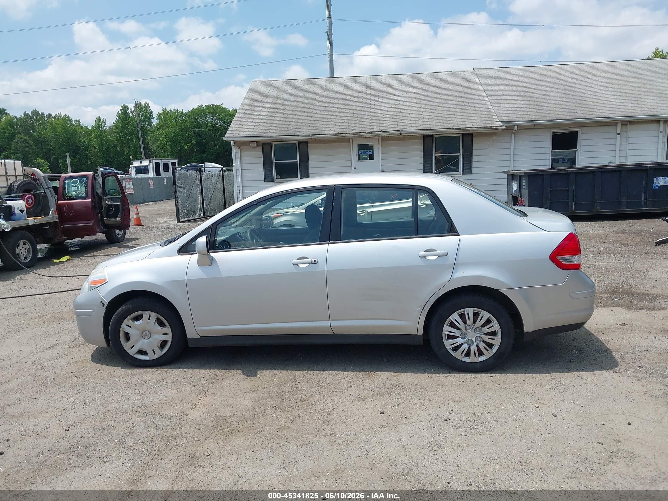 2011 Nissan Versa 1.8s Серебряный vin: 3N1BC1AP3BL454320