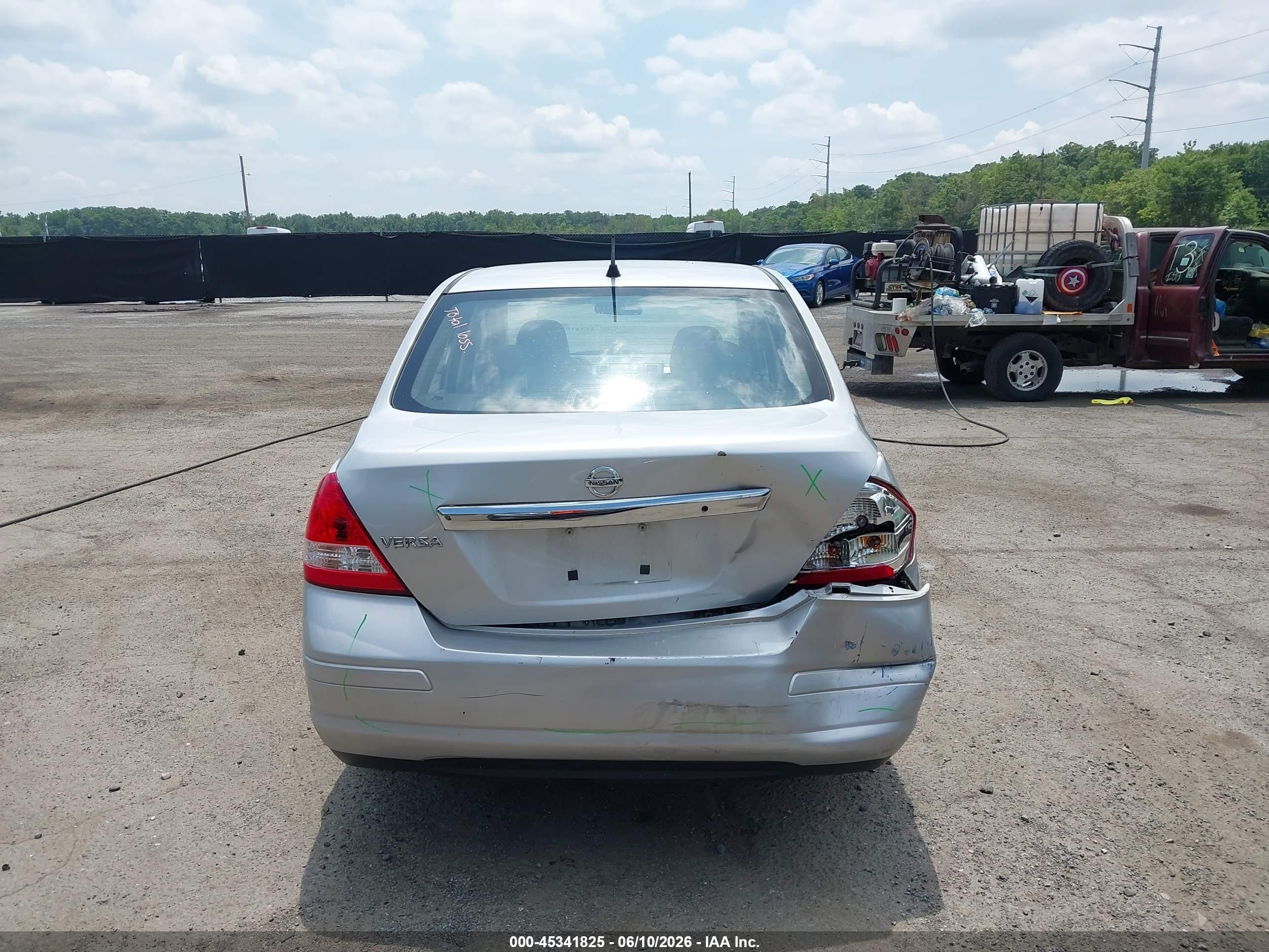 2011 Nissan Versa 1.8s Серебряный vin: 3N1BC1AP3BL454320