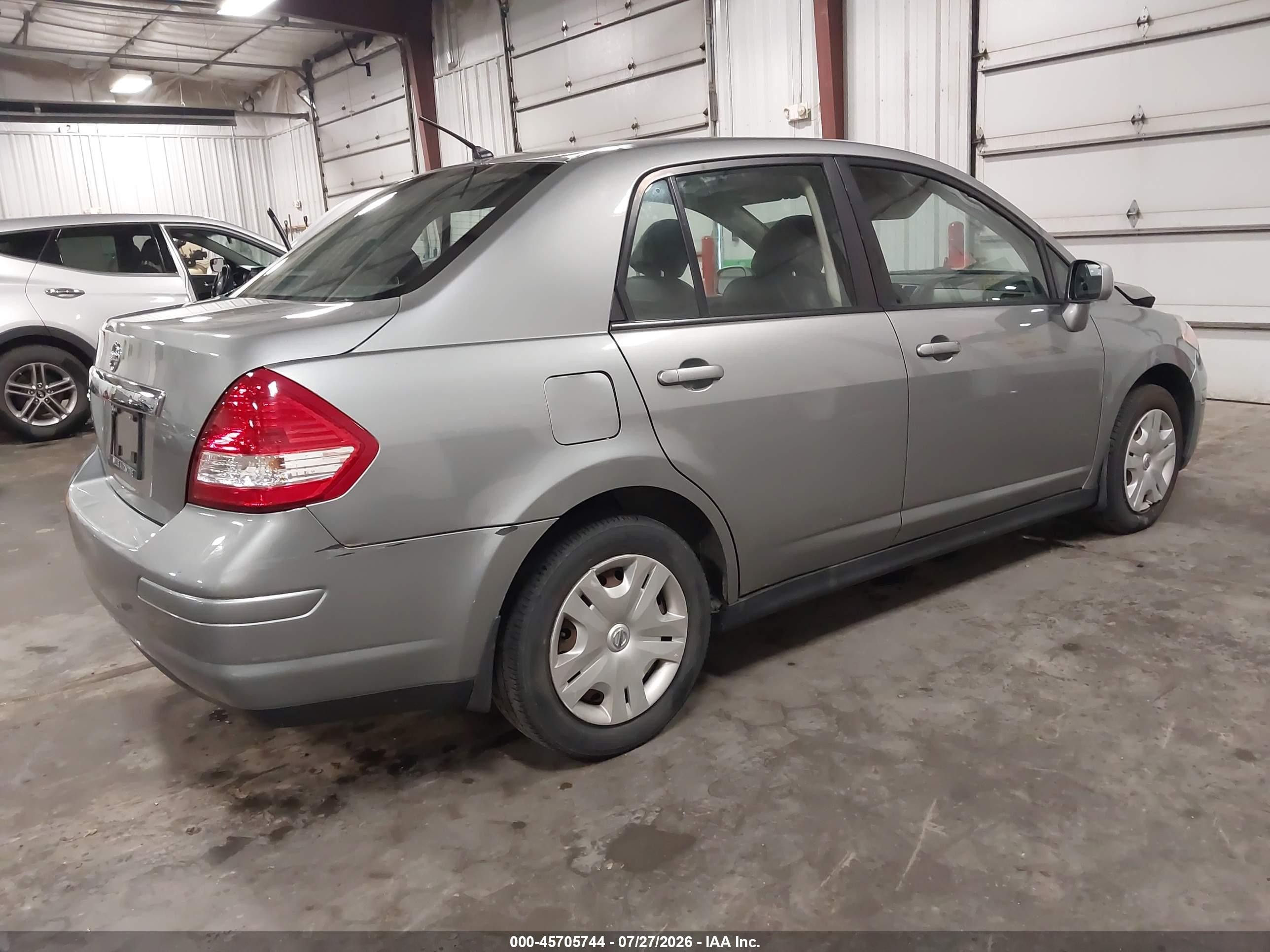2011 Nissan Versa 1.8s Silver vin: 3N1BC1AP4BL423318