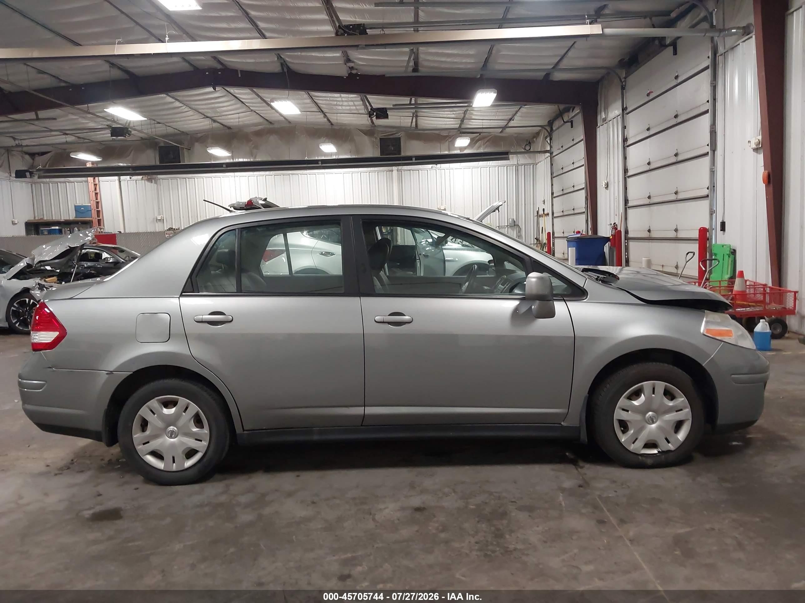2011 Nissan Versa 1.8s Silver vin: 3N1BC1AP4BL423318