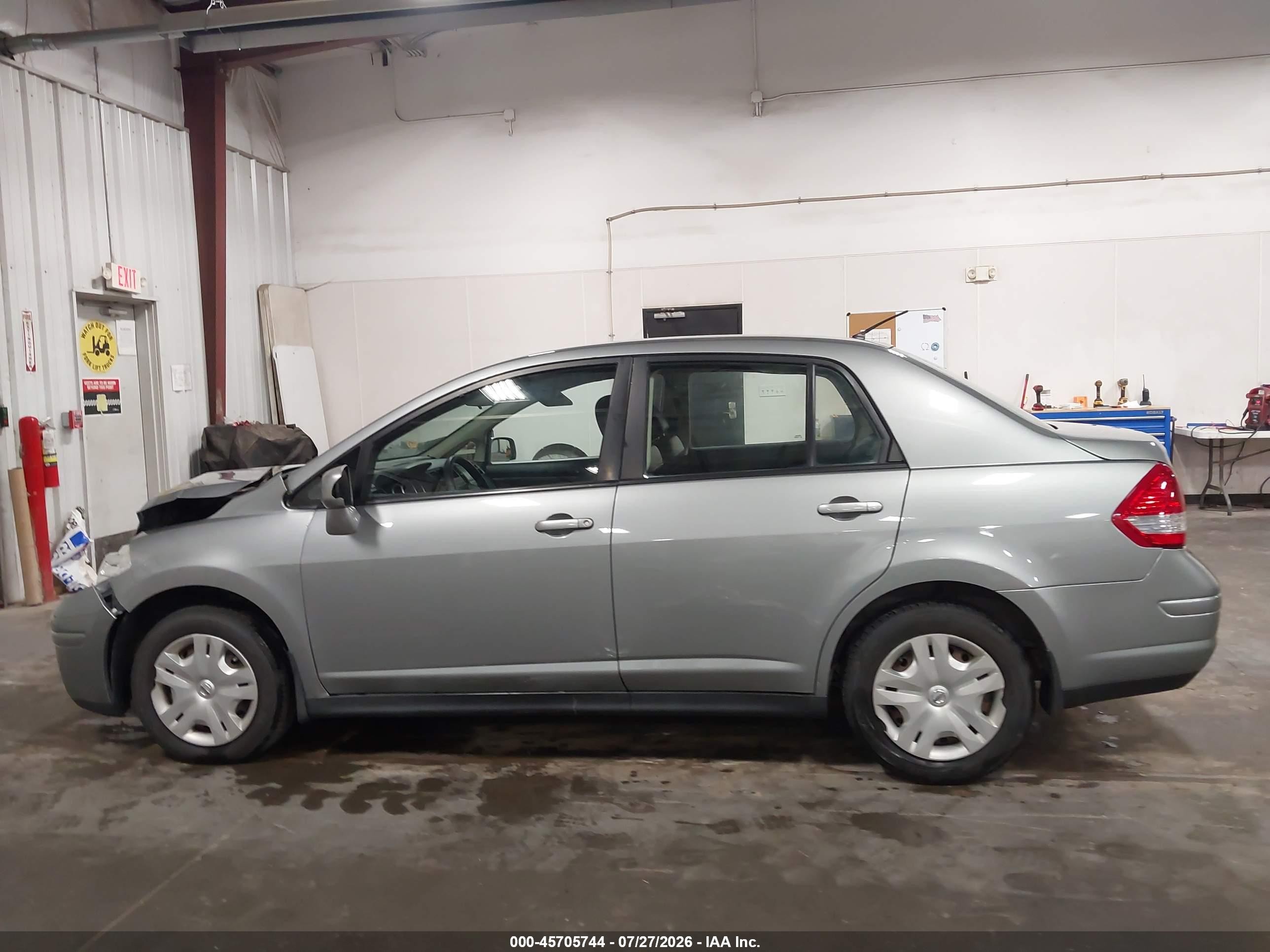 2011 Nissan Versa 1.8s Silver vin: 3N1BC1AP4BL423318