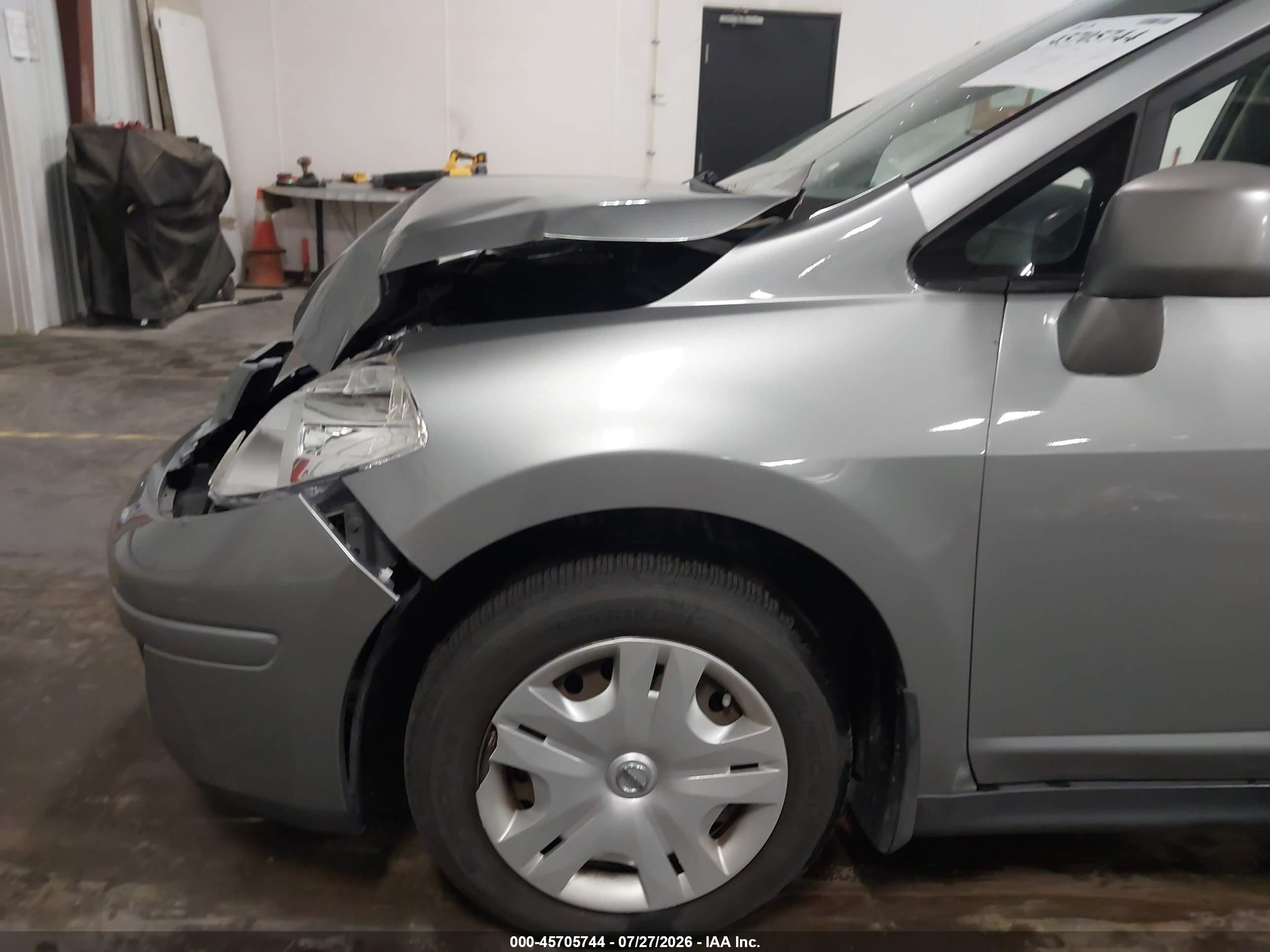 2011 Nissan Versa 1.8s Silver vin: 3N1BC1AP4BL423318