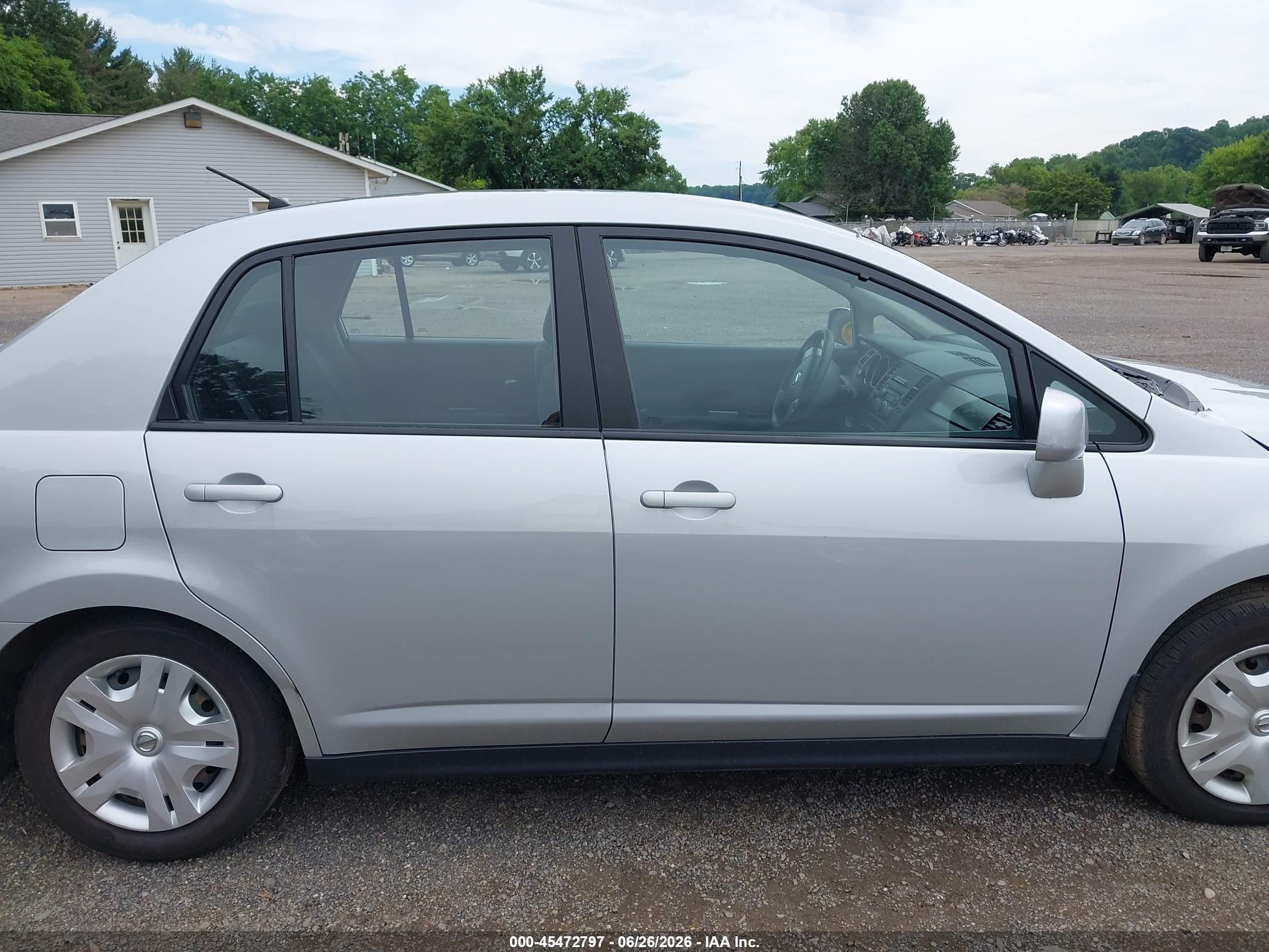 2010 Nissan Versa 1.8s Silver vin: 3N1BC1AP5AL379960