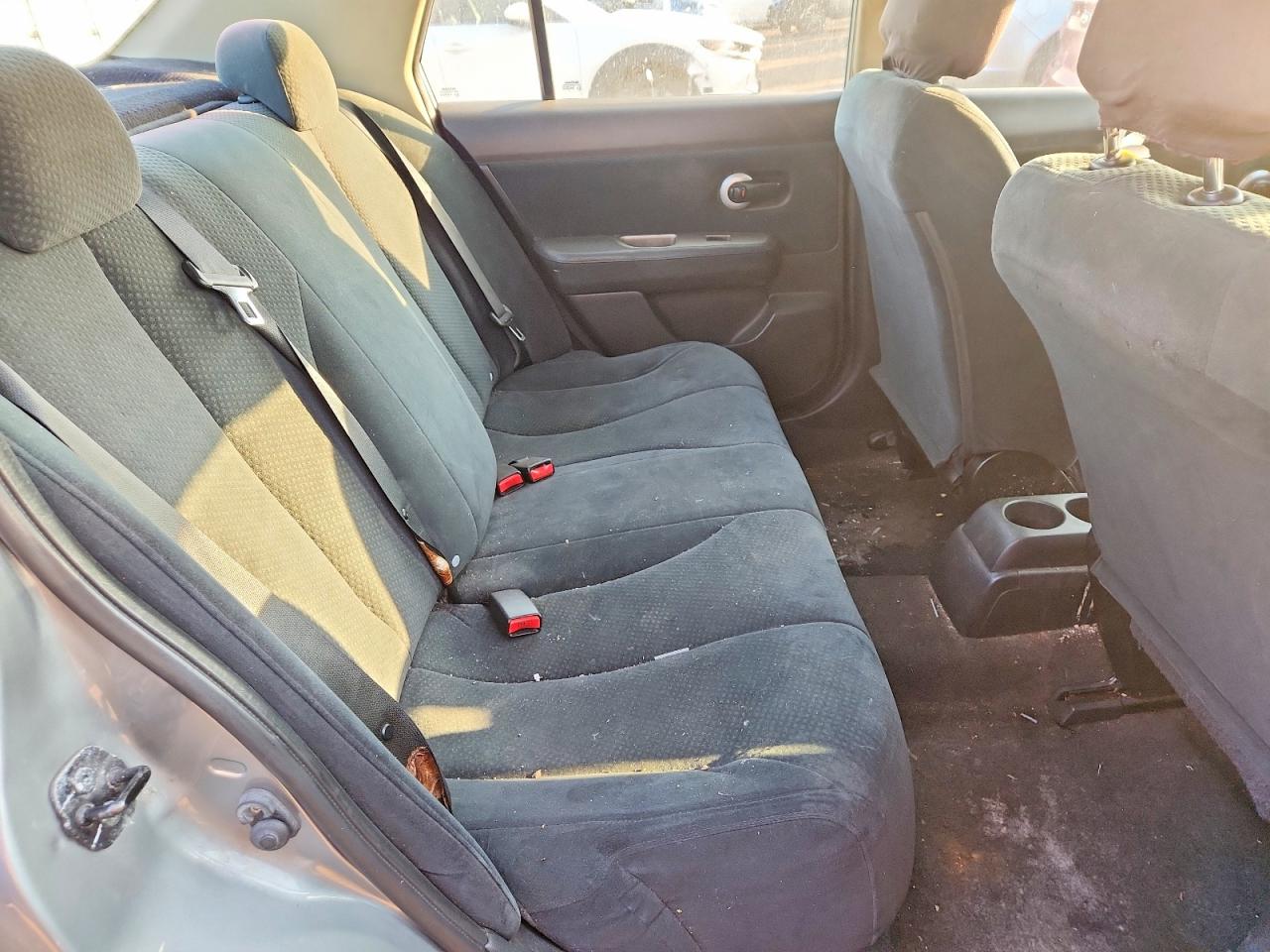 2010 Nissan Versa 1.8 S Серебряный vin: 3N1BC1AP5AL384088
