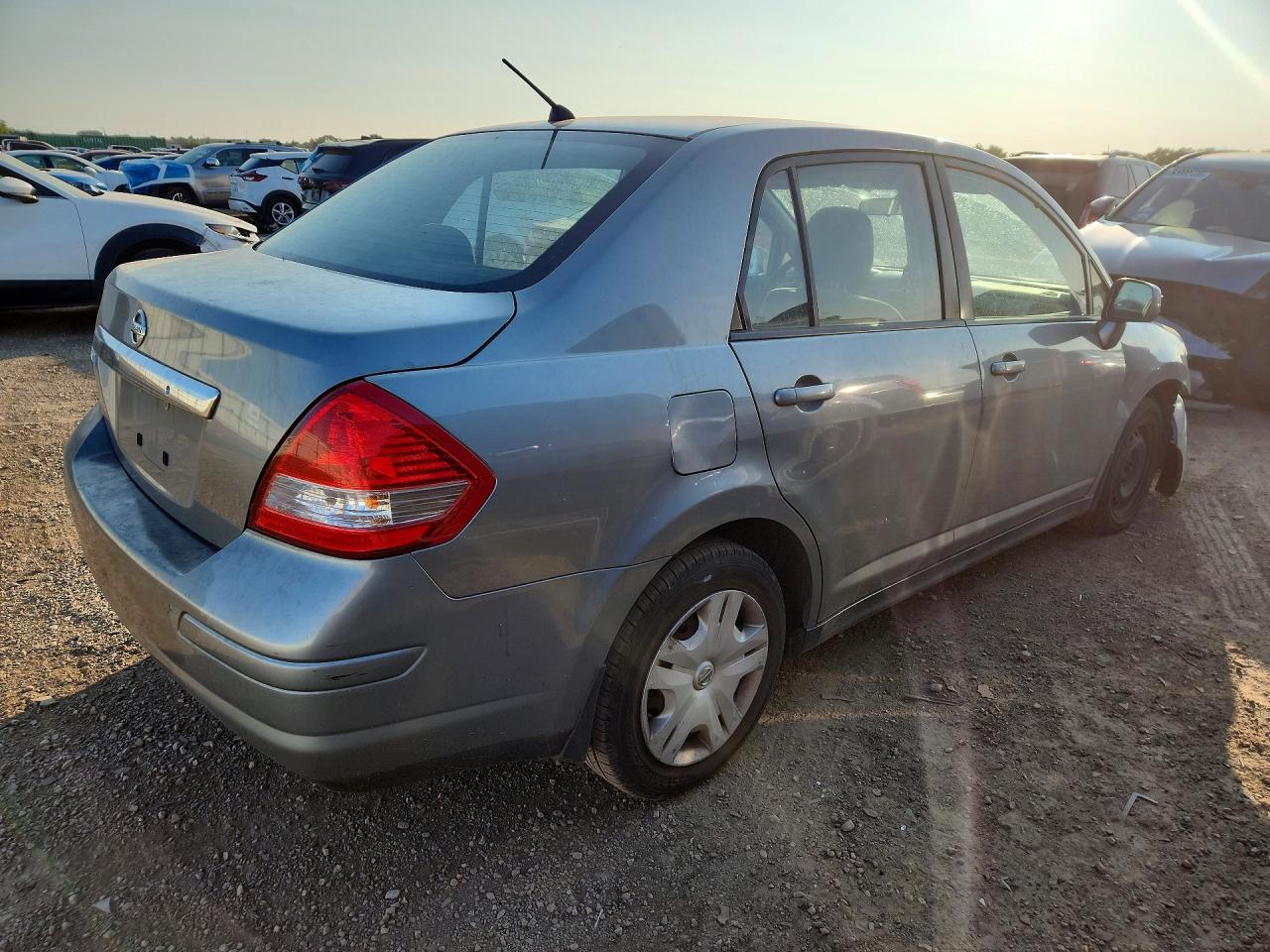 2010 Nissan Versa 1.8 S Серебряный vin: 3N1BC1AP5AL384088