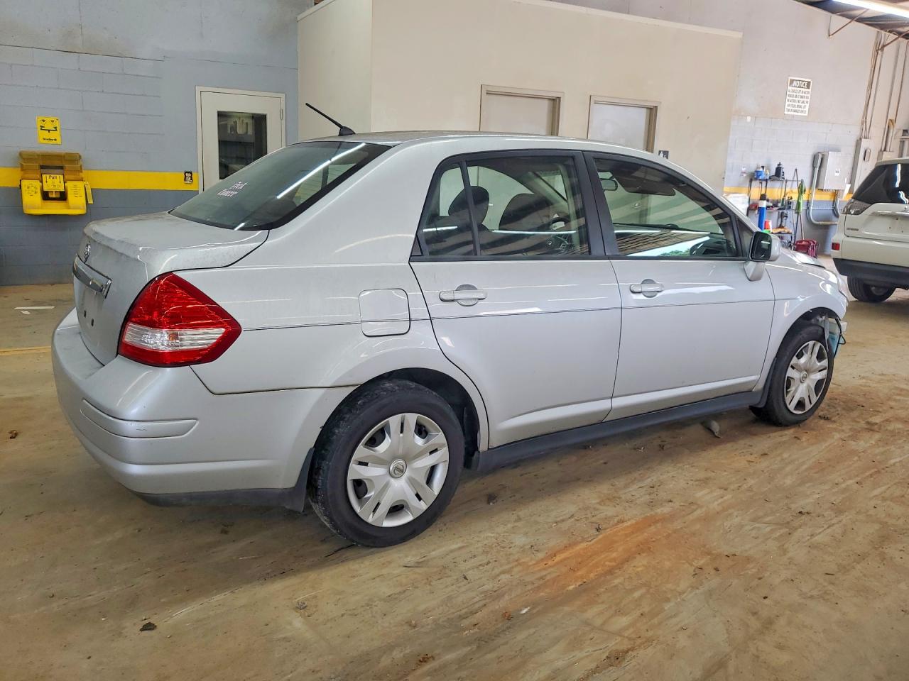 2010 Nissan Versa 1.8 S Silver vin: 3N1BC1AP6AL379045