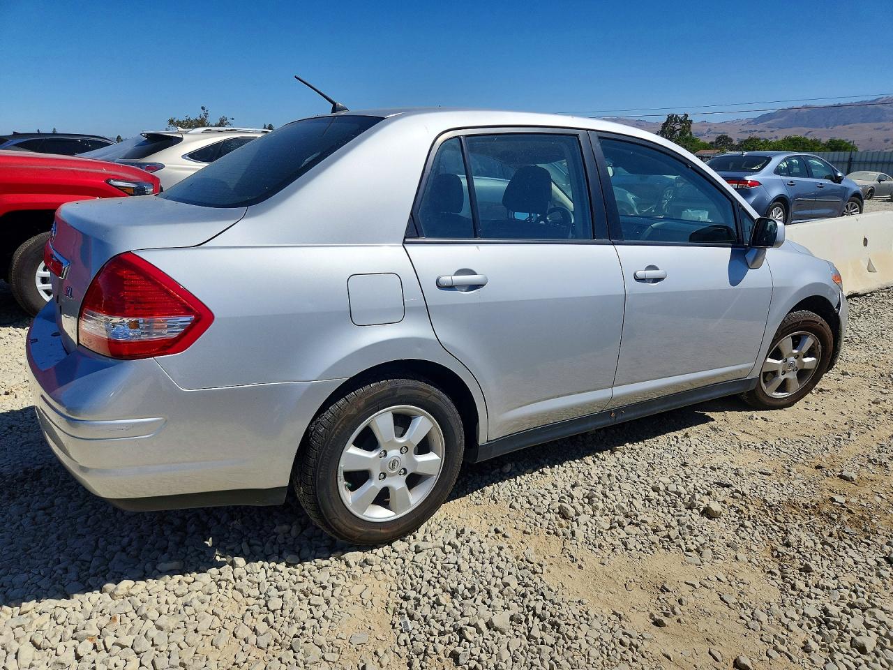2010 Nissan Versa 1.8 S Silver vin: 3N1BC1AP7AL360827