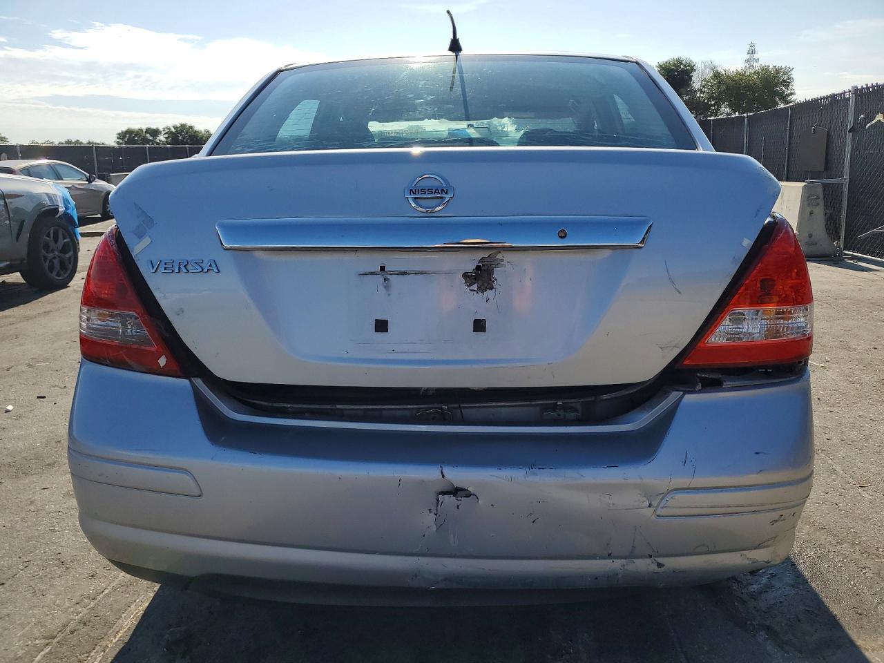 2011 Nissan Versa 1.8 S Silver vin: 3N1BC1AP7BL435513