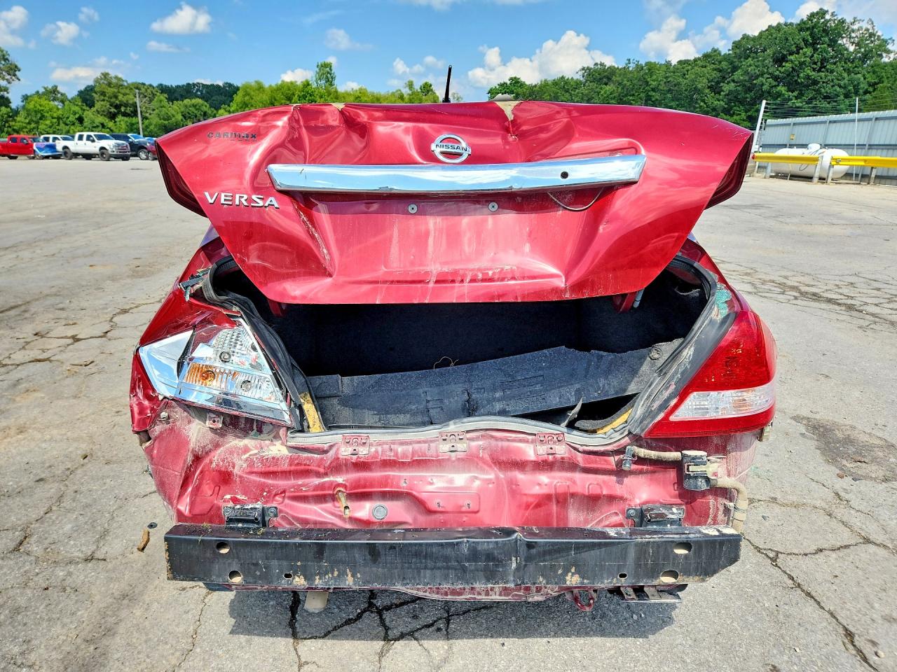2011 Nissan Versa 1.8 S Red vin: 3N1BC1AP7BL453736