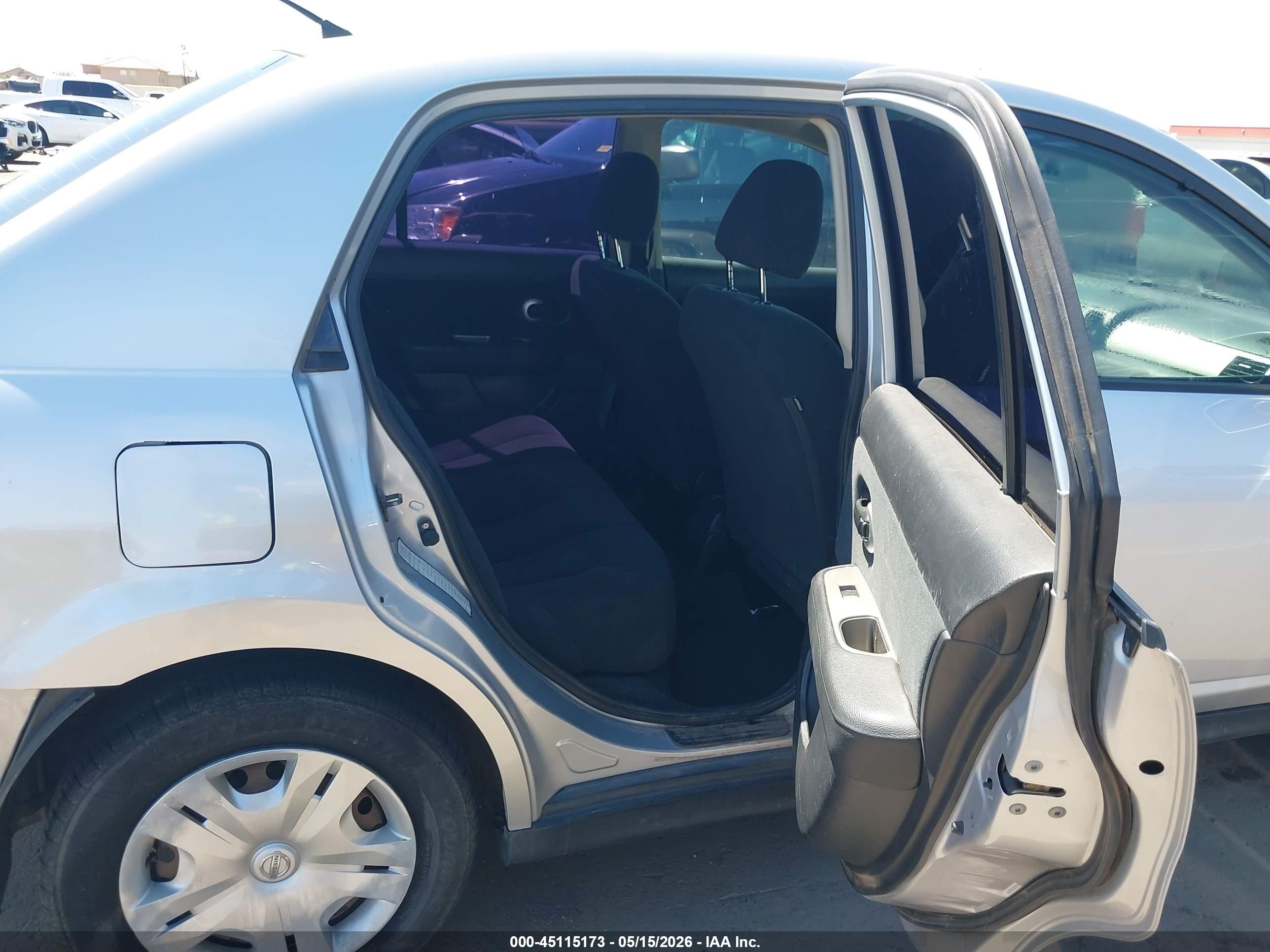 2011 Nissan Versa 1.8s Silver vin: 3N1BC1AP8BL458900