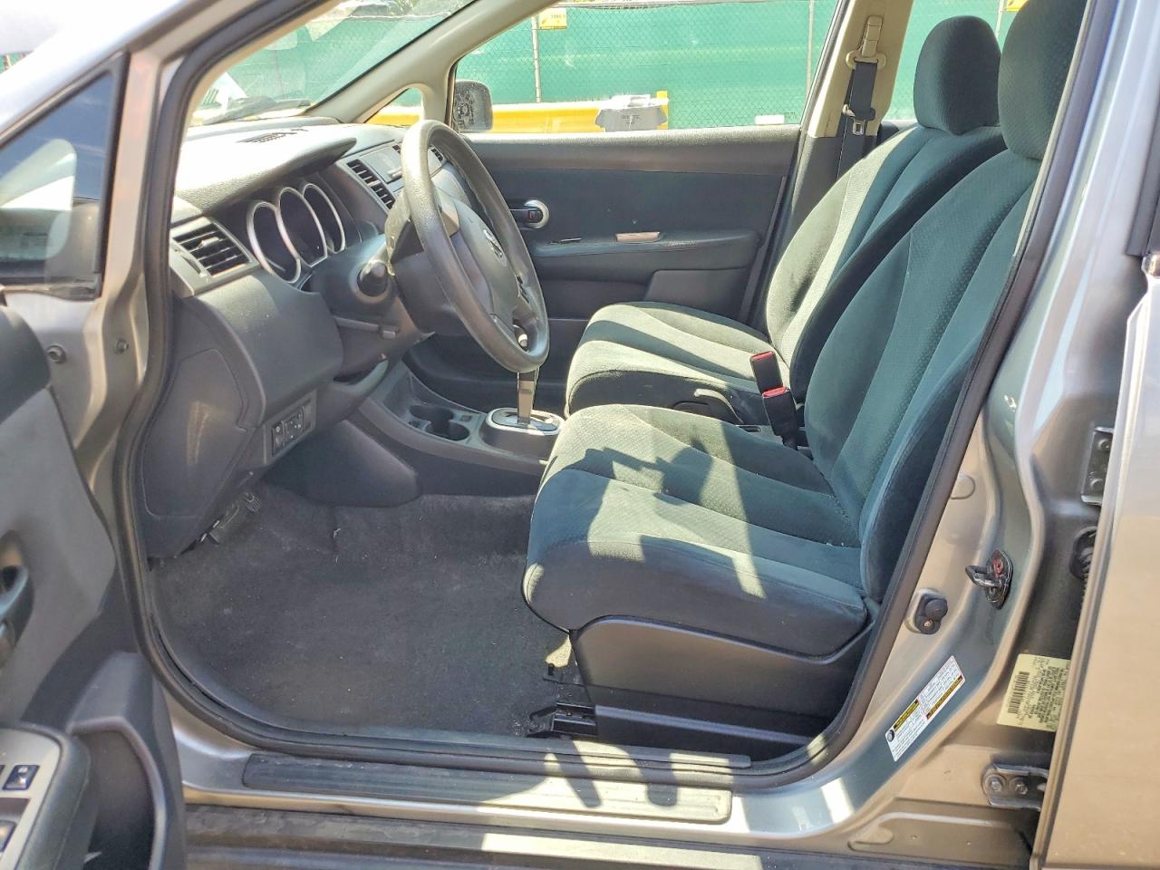 2010 Nissan Versa 1.8 S Silver vin: 3N1BC1APXAL403914