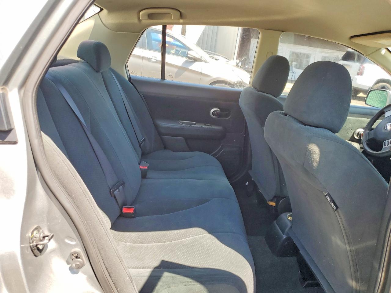 2010 Nissan Versa 1.8 S Silver vin: 3N1BC1APXAL403914