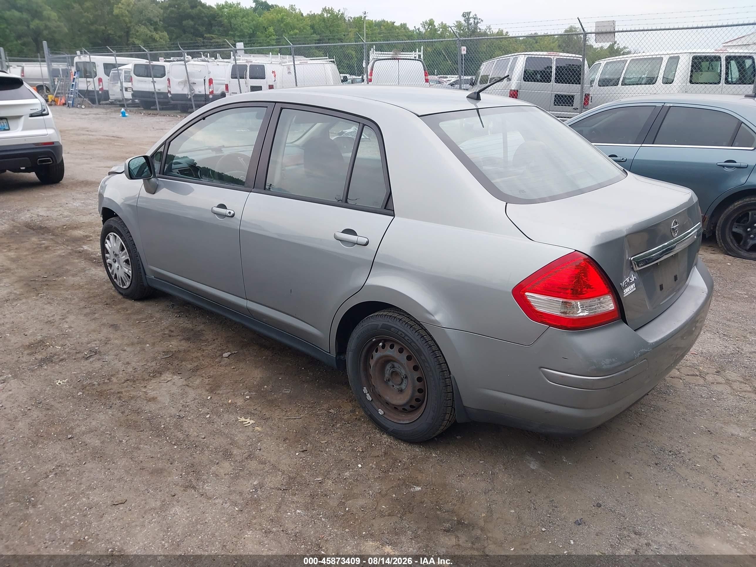 2010 Nissan Versa 1.8s Silver vin: 3N1BC1APXAL450070