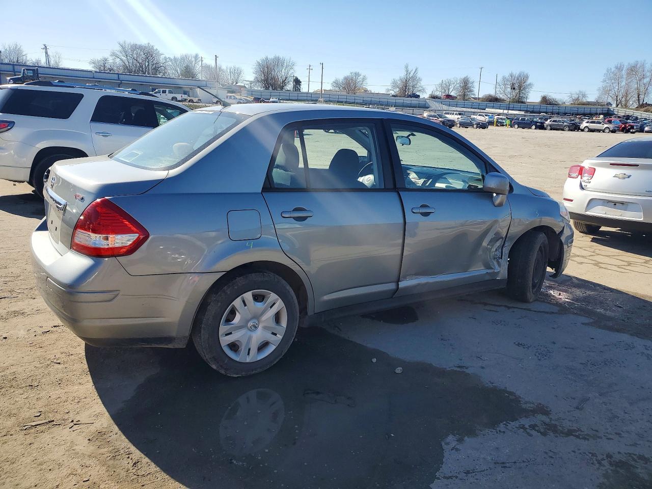 2011 Nissan Versa 1.8 S Silver vin: 3N1BC1APXBL409861