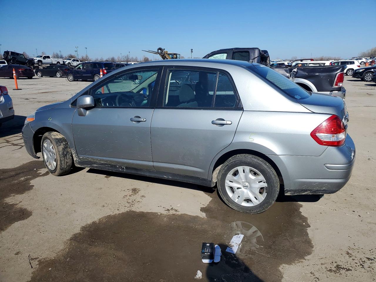 2011 Nissan Versa 1.8 S Silver vin: 3N1BC1APXBL409861