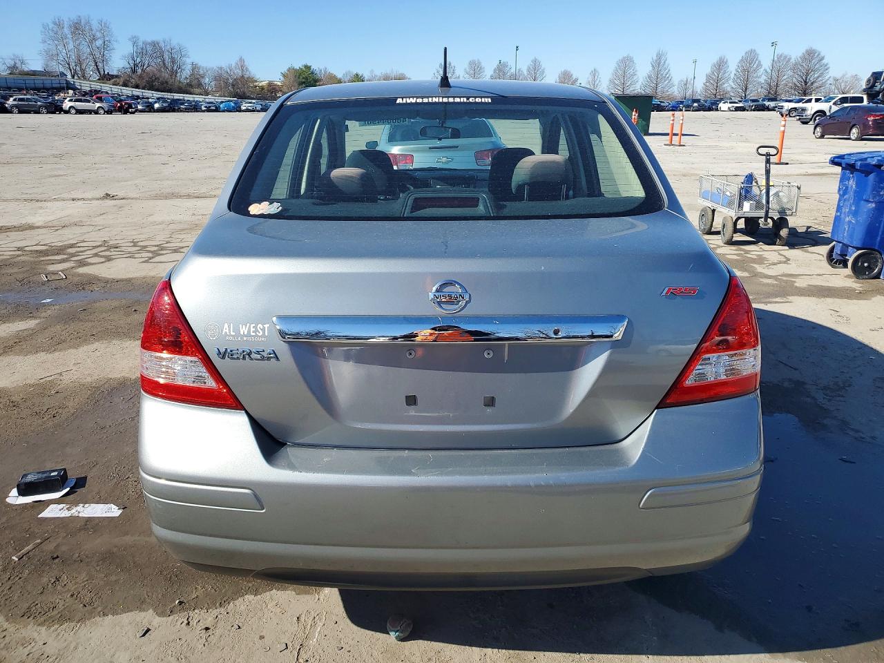 2011 Nissan Versa 1.8 S Silver vin: 3N1BC1APXBL409861