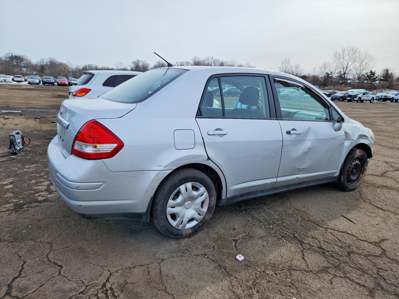 2011 Nissan Versa 1.8 S Silver vin: 3N1BC1APXBL433237