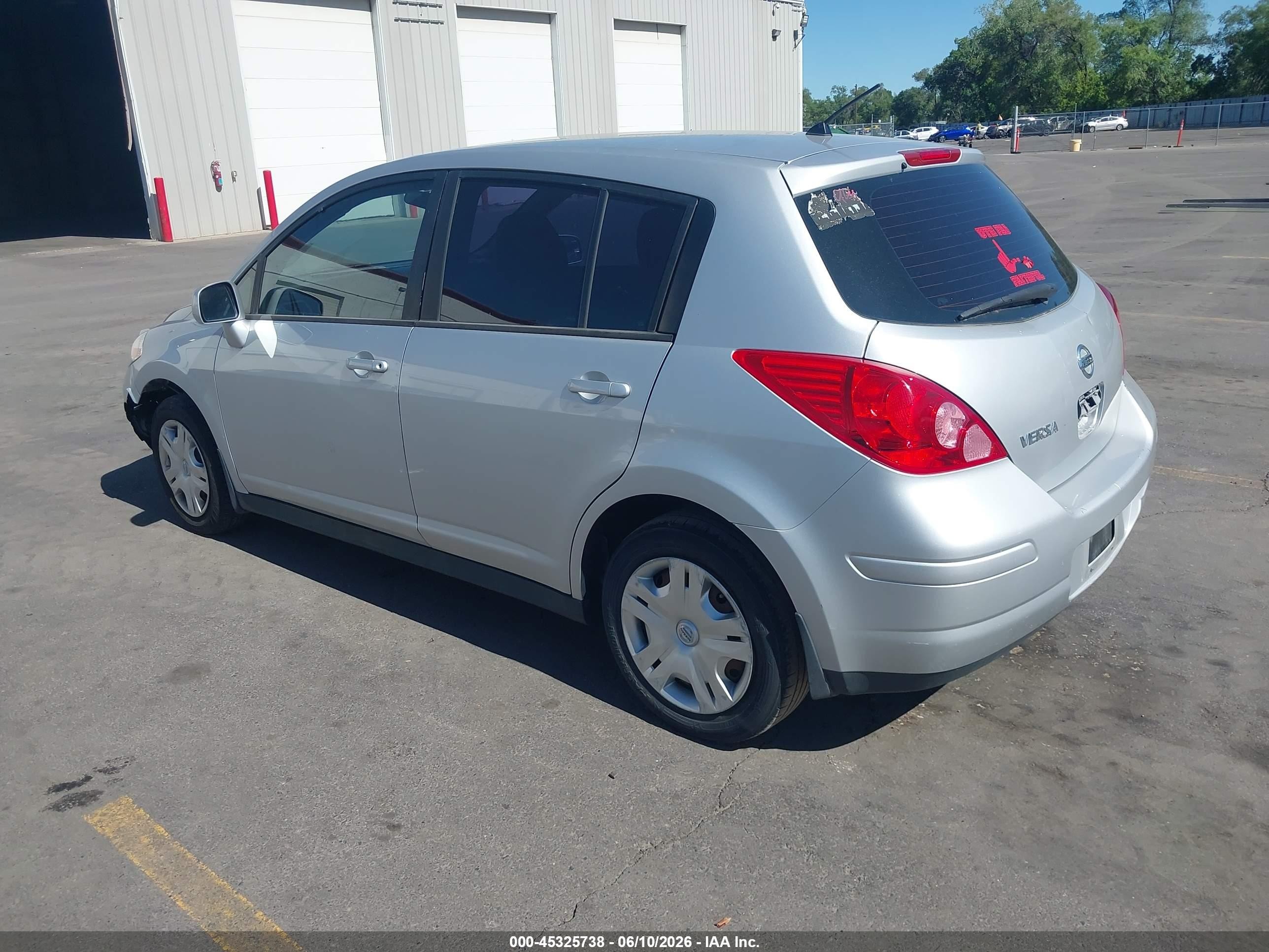 2010 Nissan Versa 1.8s Серебряный vin: 3N1BC1CP0AL426079