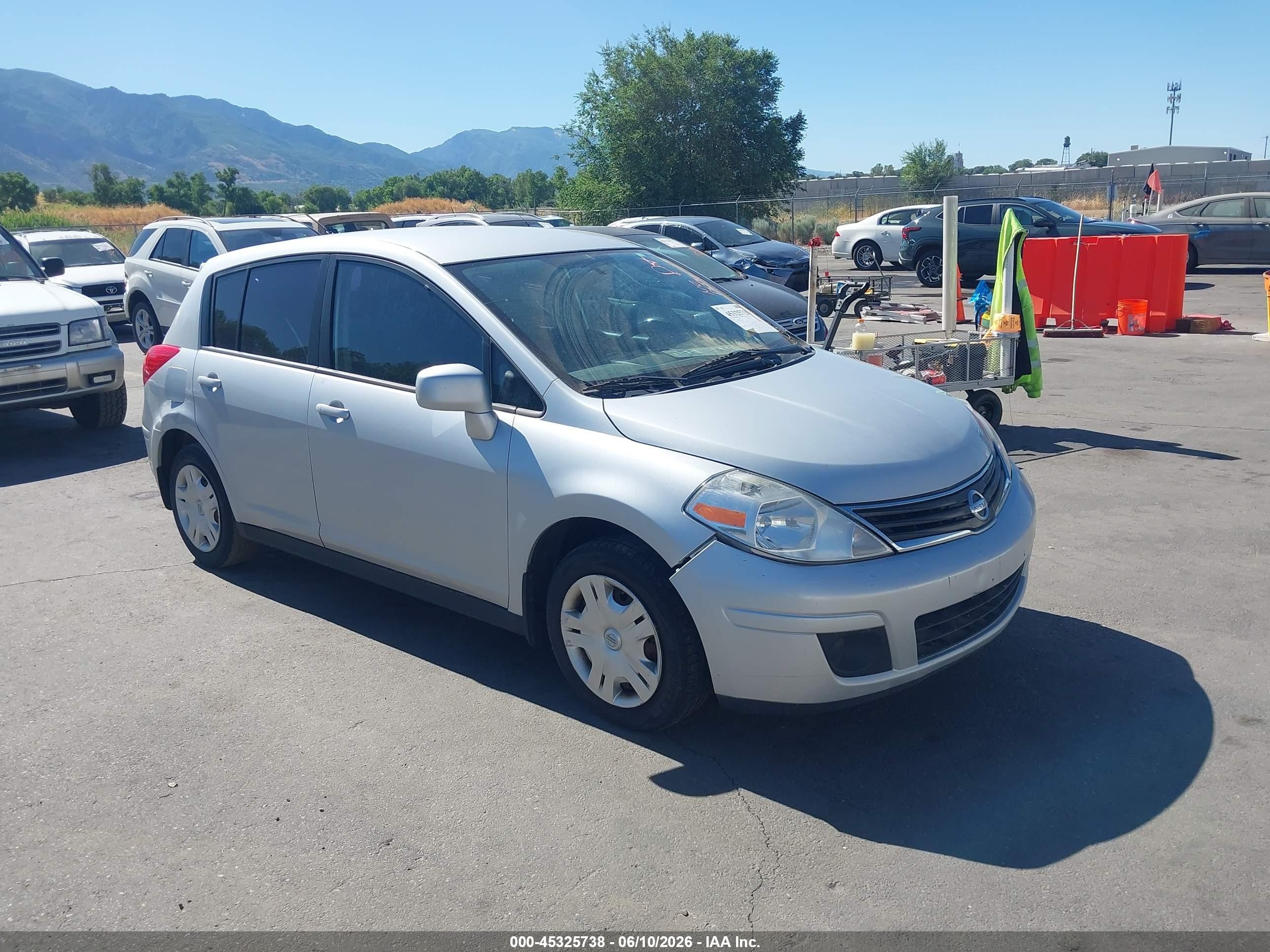 2010 Nissan Versa 1.8s Серебряный vin: 3N1BC1CP0AL426079